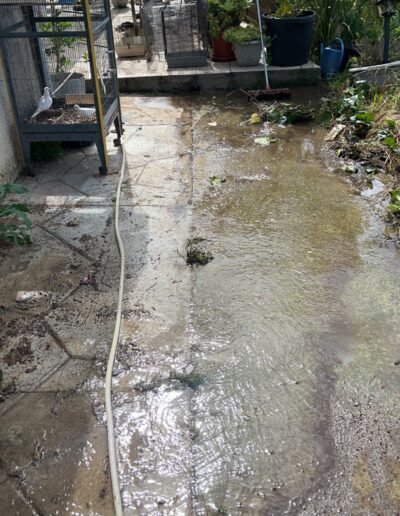 Nettoyage d’une allée extérieure à haute pression.