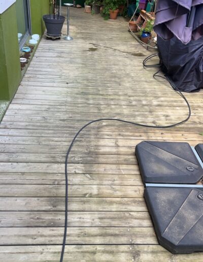 Nettoyage d’une terrasse en bois avec un nettoyeur haute pression.