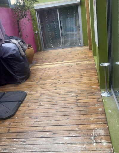 Terrasse en bois nettoyée à haute pression.