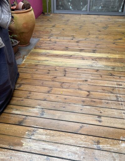 Nettoyage d’une terrasse en bois avec un karcher.