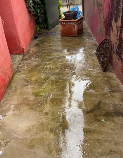 Terrasse en bois nettoyée après intervention.
