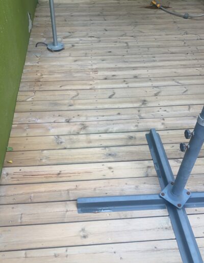 Nettoyage d’une terrasse extérieure.