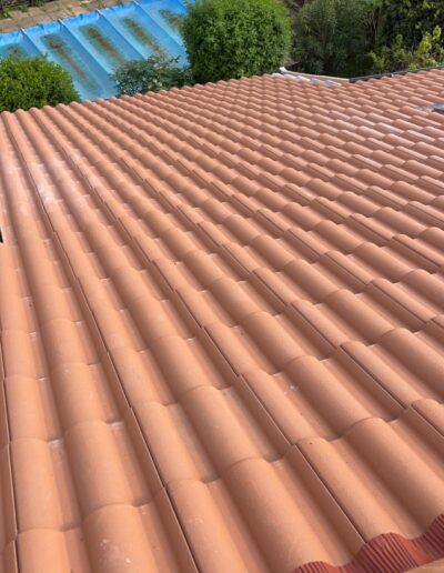 Pose de tuiles lors d’une rénovation de toiture.