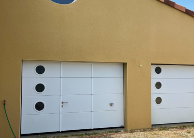 Façade de maison rénovée avec enduit neuf après travaux de ravalement.