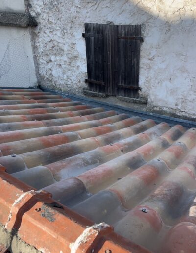 Rénovation de toiture avec pose d’un écran sous toiture et préparation à la pose des tuiles.