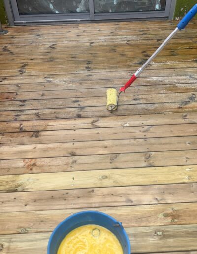Nettoyage en cours d’une terrasse en bois.