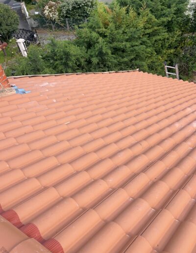 Rénovation complète d’une toiture en tuiles terre cuite.