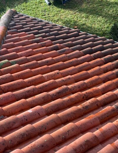 Toiture sale avant nettoyage et traitement hydrofuge.