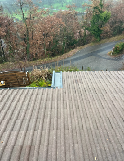 Toiture en tuiles avant rénovation et application de peinture.