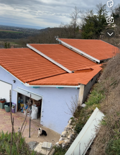 Toiture en tuiles rénovée et repeinte avec une peinture spéciale toiture.